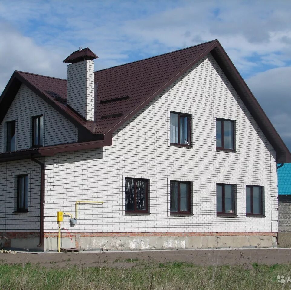 фасад с белыми окнами. силикатный кирпич дом. дом с мансардой из силикатного кирпича. двухэтажный дом из белого кирпича. фасад дома с белыми окнами.