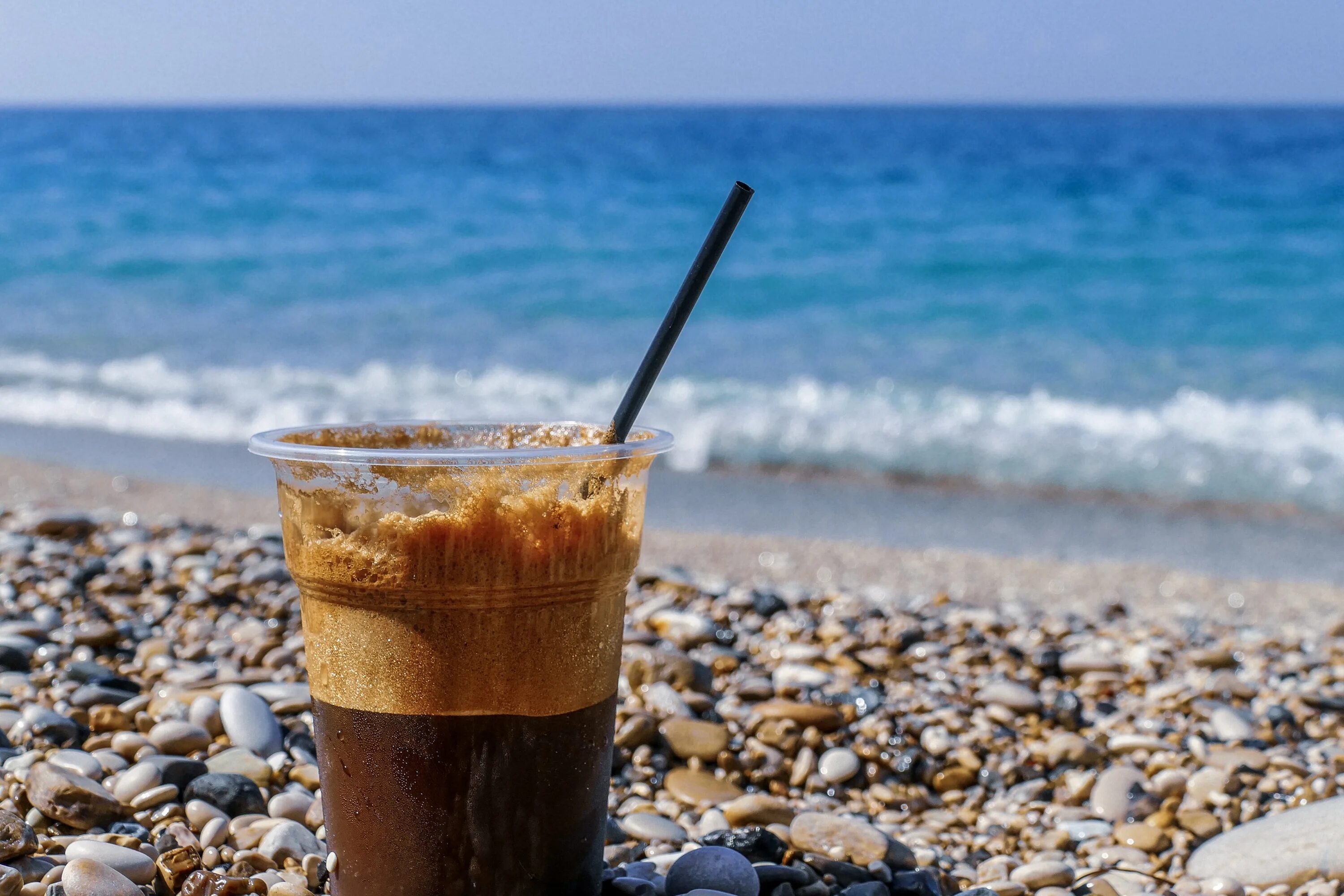 Beach cup. Чашка кофе на море. Кофе на берегу моря. Кофе на пляже. Кофе на побережье.