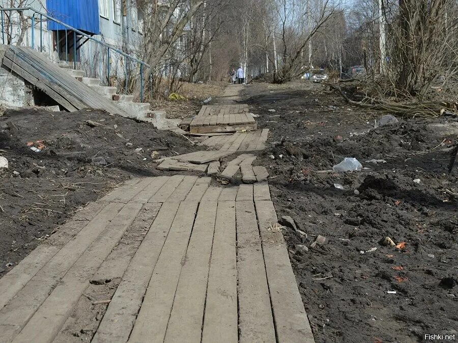 Тротуар Россия. Разбитые тротуары в России. Разломанный тротуар. Русские болотные тротуары.