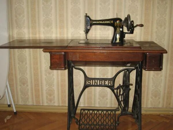 Зингер 160 черная швейная машинка. Швейная машинка Зингера 1841. Швейная машинка Singer Зингер. Зингер швейная машинка 1902н. Швейная машинка зингер видео