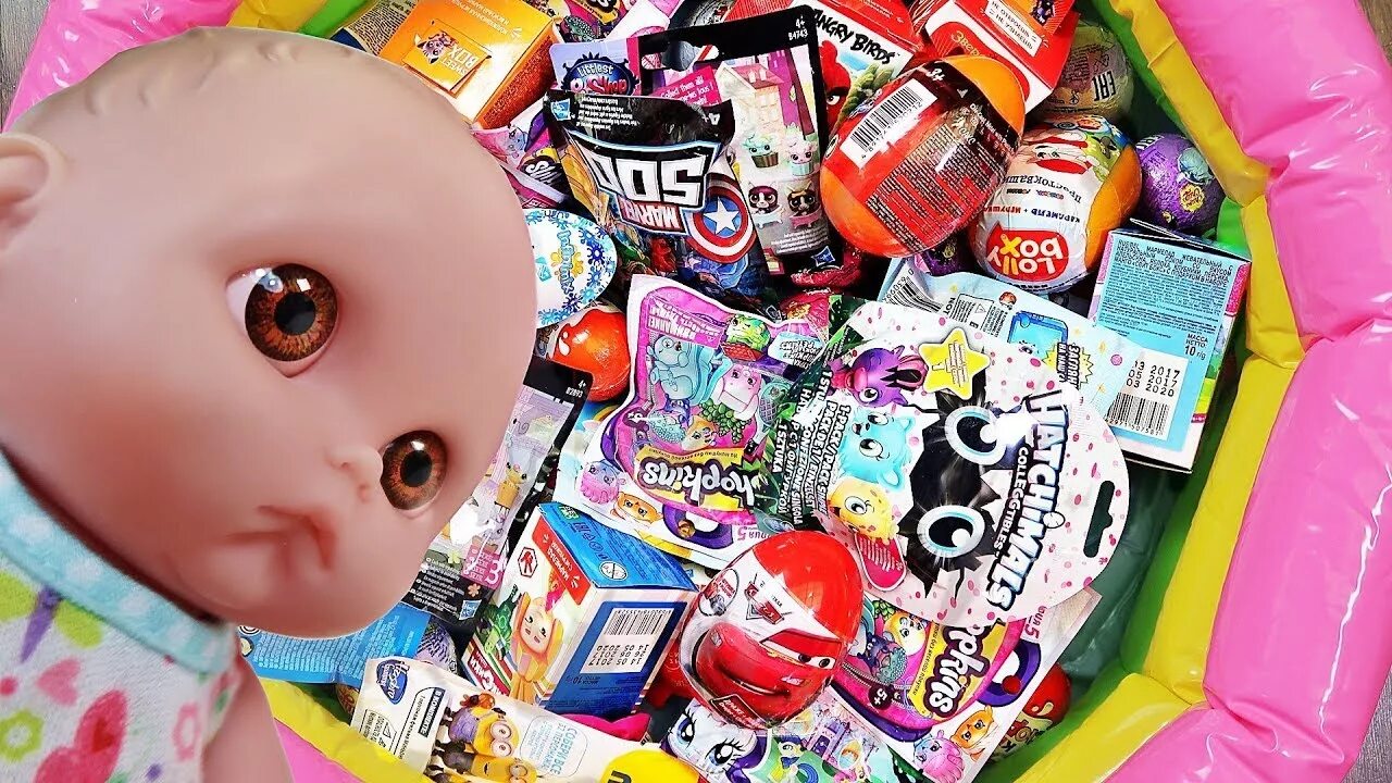 Там где игрушки открывают. Очень много разных игрушек. Мистер макс киндер сюрприз. Там где игрушки открывают. Там где игрушки открывают.