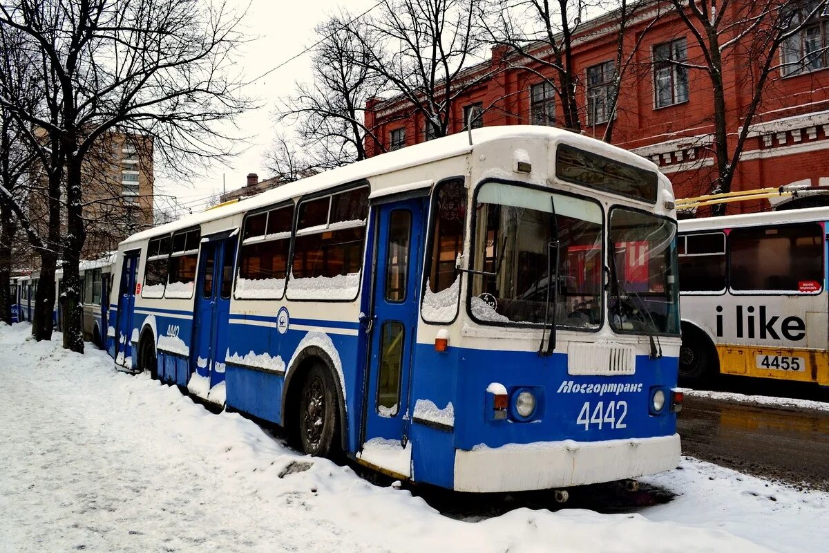 ЗИУ-682г-014. Троллейбус ЗИУ 4. ЗИУ 682 8 троллейбусный парк Москвы. ЗИУ-682г-014 [г0е]. Троллейбусный парк сайт