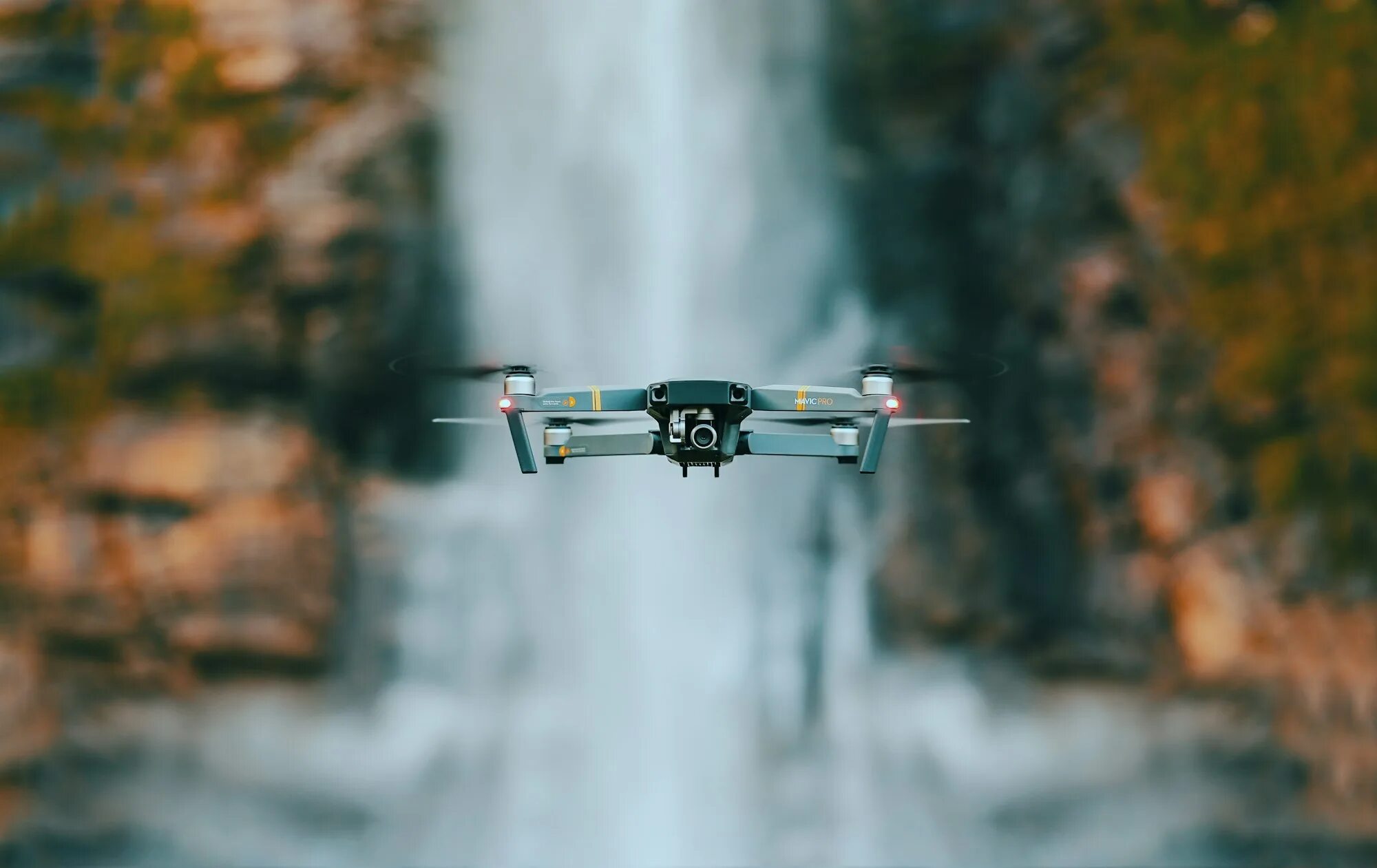 Коптер время полета. Полёт Mavic Air. Дроны беспилотники. Полет дрона. Квадрокоптер на природе.