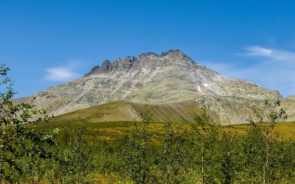 Самая низкая гора урала. Гора народная Уральские горы. Манарага гора. Гора Манарага высота. Гора народная - Высшая точка Урала.