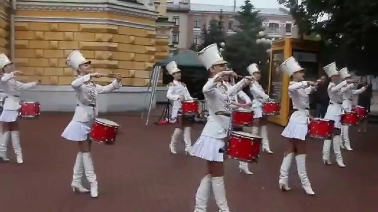 Слушать барабанщиц. Мажоретки барабанщицы истра. выступление барабанщиц. барабанщицы в коротких юбках лезгинка.