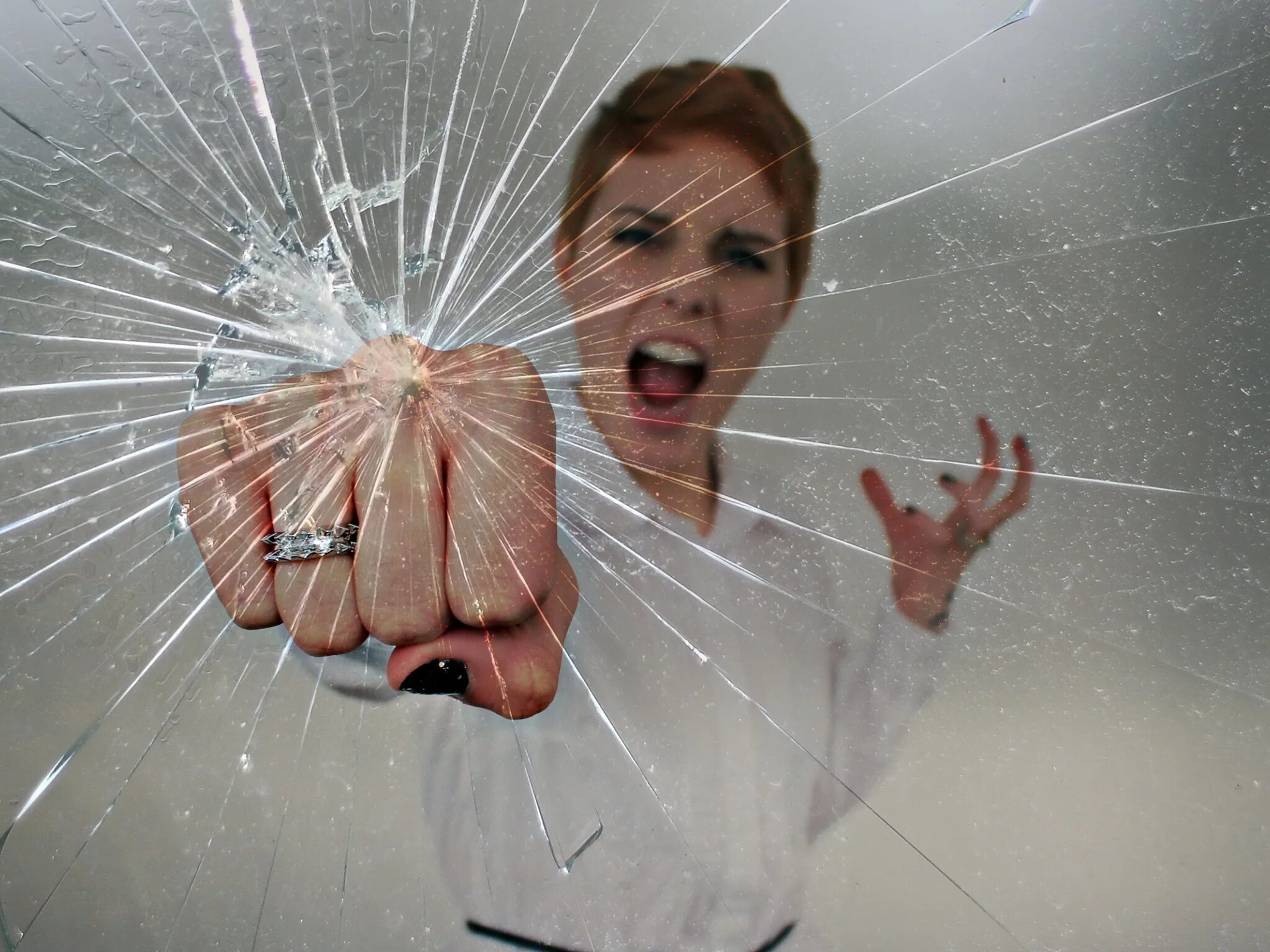 Разбить кулаком стекло. Кулак иллюстрация. Разбить кулаком стекло. Разбить стекло. Разбить кулаком стекло.