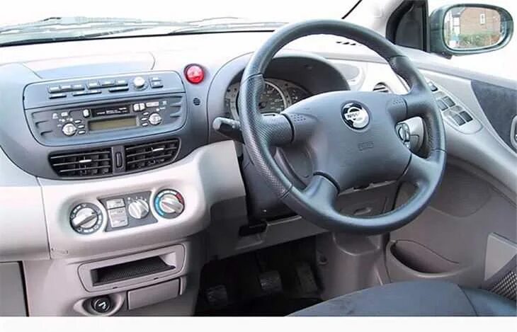 Ниссан альмера тино торпеда. Nissan tino 2001 салон. Nissan almera tino 2004. Торпеда ниссан тино v10. Ниссан альмера тино приборка.