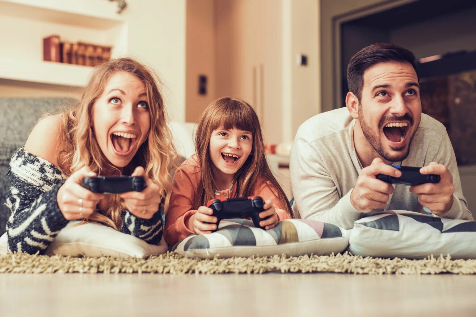 They play games now. Хобби семьи. Счастливая семья в доме. Дети играющие в Видеоигры. Дети играющие в приставку.