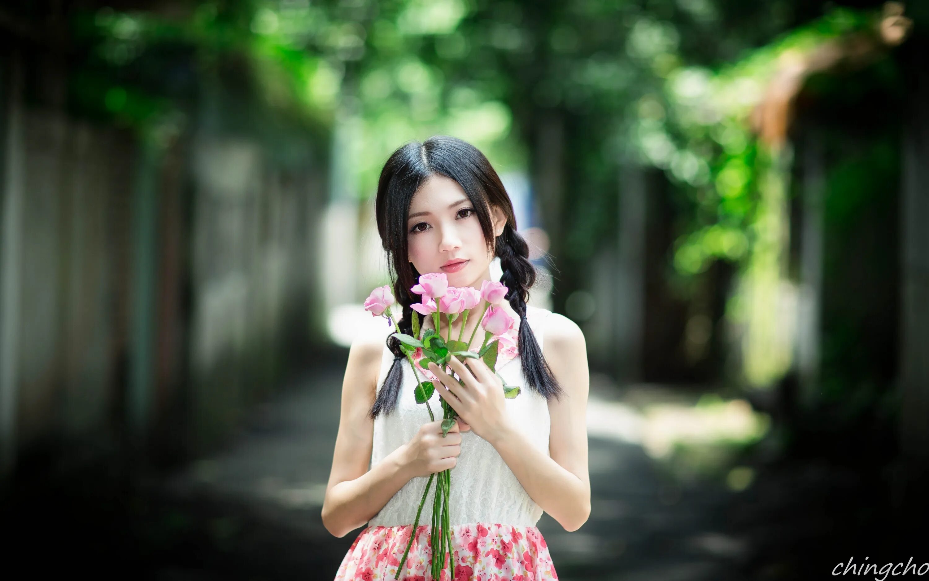 Азиатские девушки. Красивые азиатки. Япония девушки. Девушка с цветами.