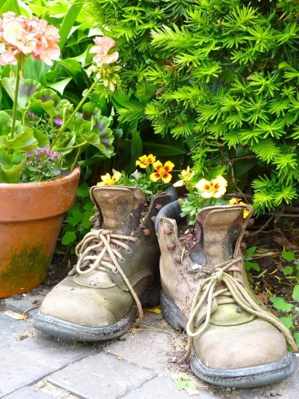 преобразить старые туфли. оригинальные клумбы на даче. что можно сделать из старой обуви. вторая жизнь старой обуви. клумба из ботинок.