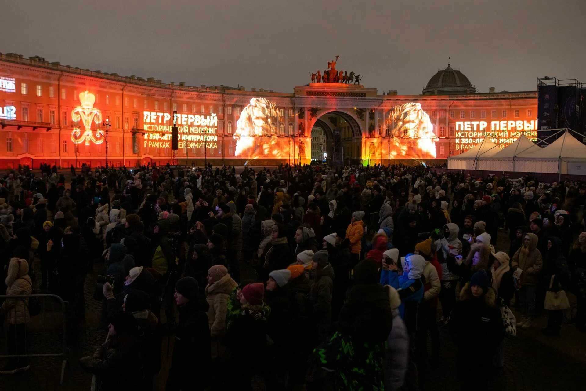 События спб ру. Мэппинг на Дворцовой. Световое шоу на Дворцовой площади. Дворцовая площадь в Санкт-Петербурге. Новый год на Дворцовой площади.