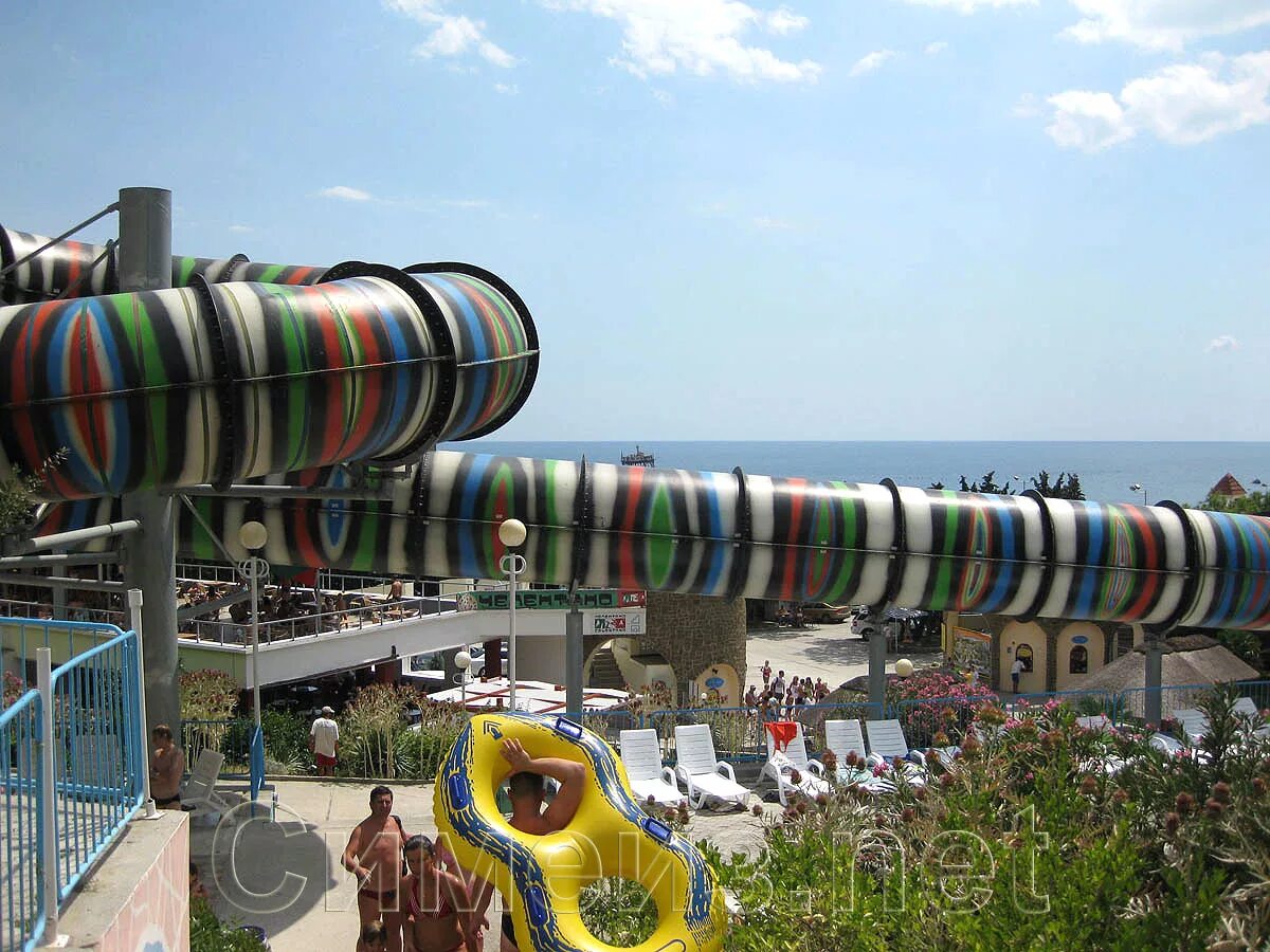 Светящаяся горка. Горка дыра. Горка дыра. Водяные горки. Горка дыра.