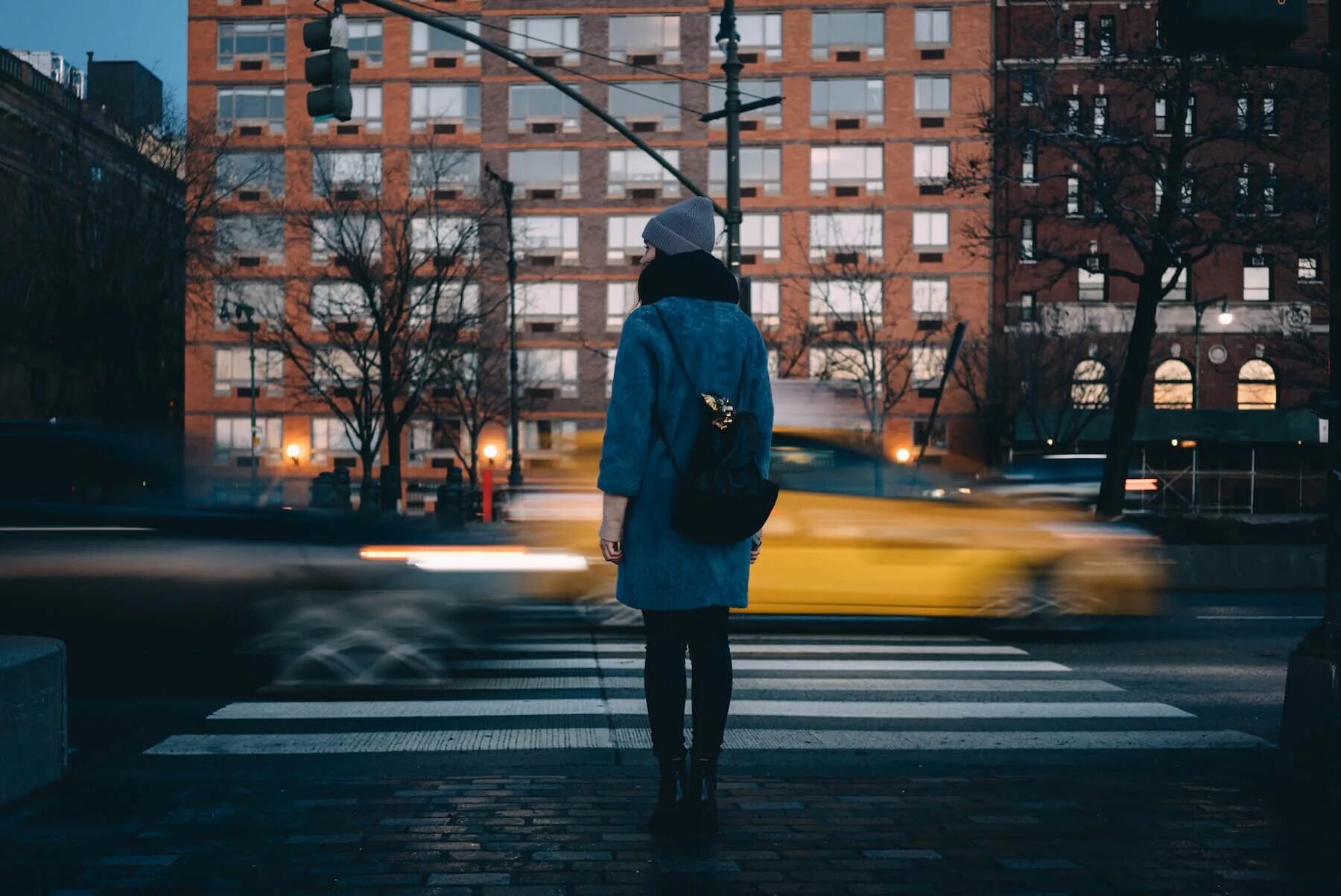 Waiting for green light. Девушка стоит на светофоре. wait for green light.