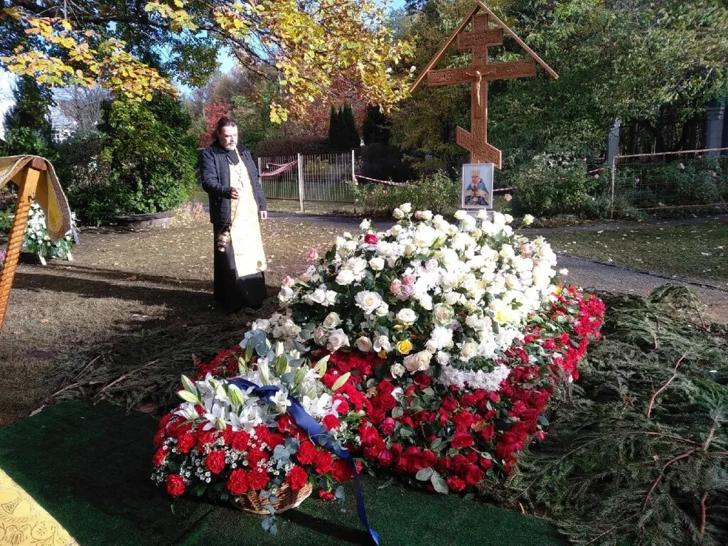 Где похоронят смирнова. Могила протоиерея Димитрия Смирнова. Могила Дмитрия Смирнова. Отпевание протоиерея Димитрия Смирнова.