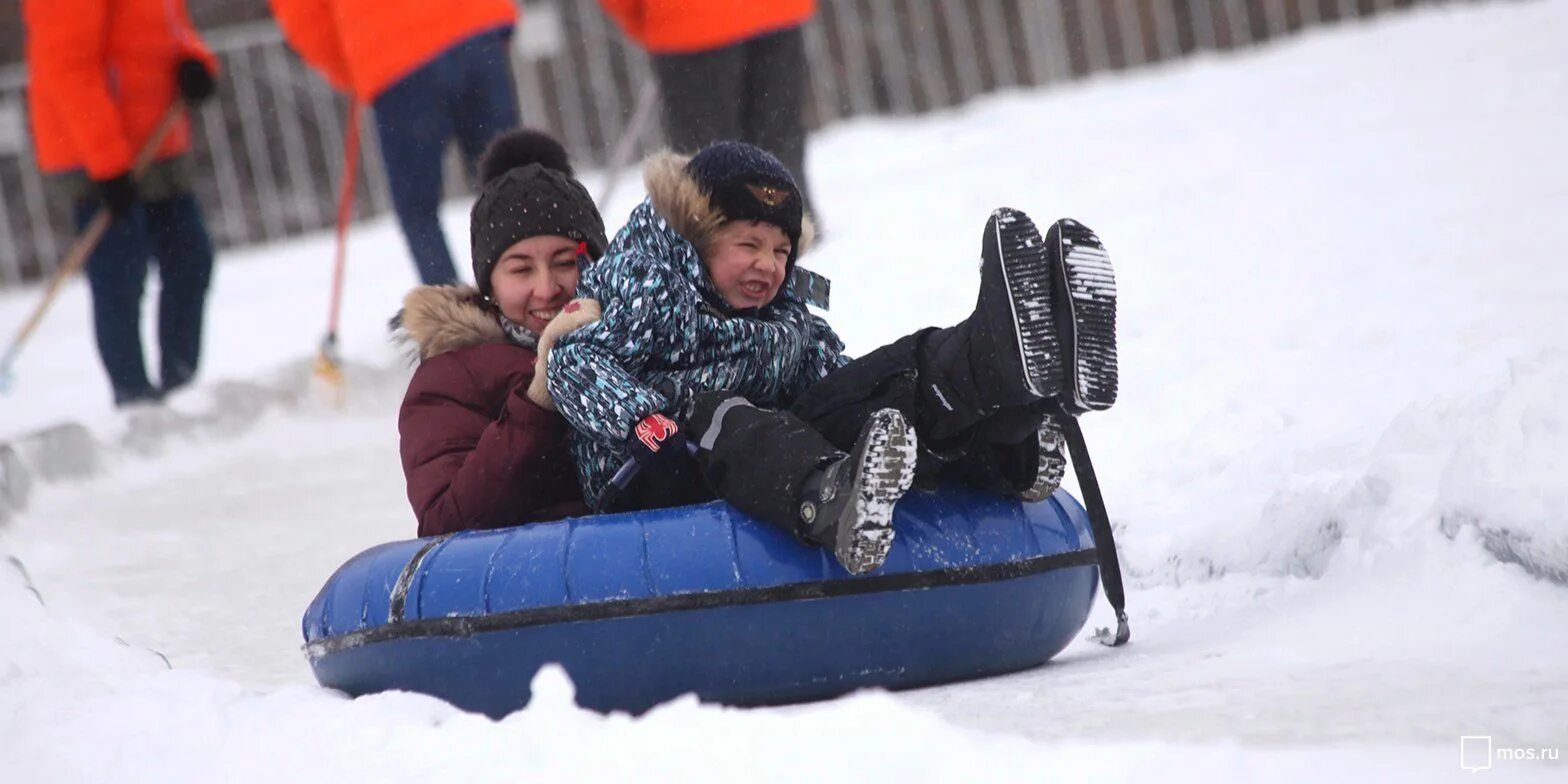 Тюбинговая горка в коломенском парке. Снежные горки волгоград цпкио. В москве открыли тюбинговую горку самую длинную. Парк коломенское зимой горки. Летний тюбинг.