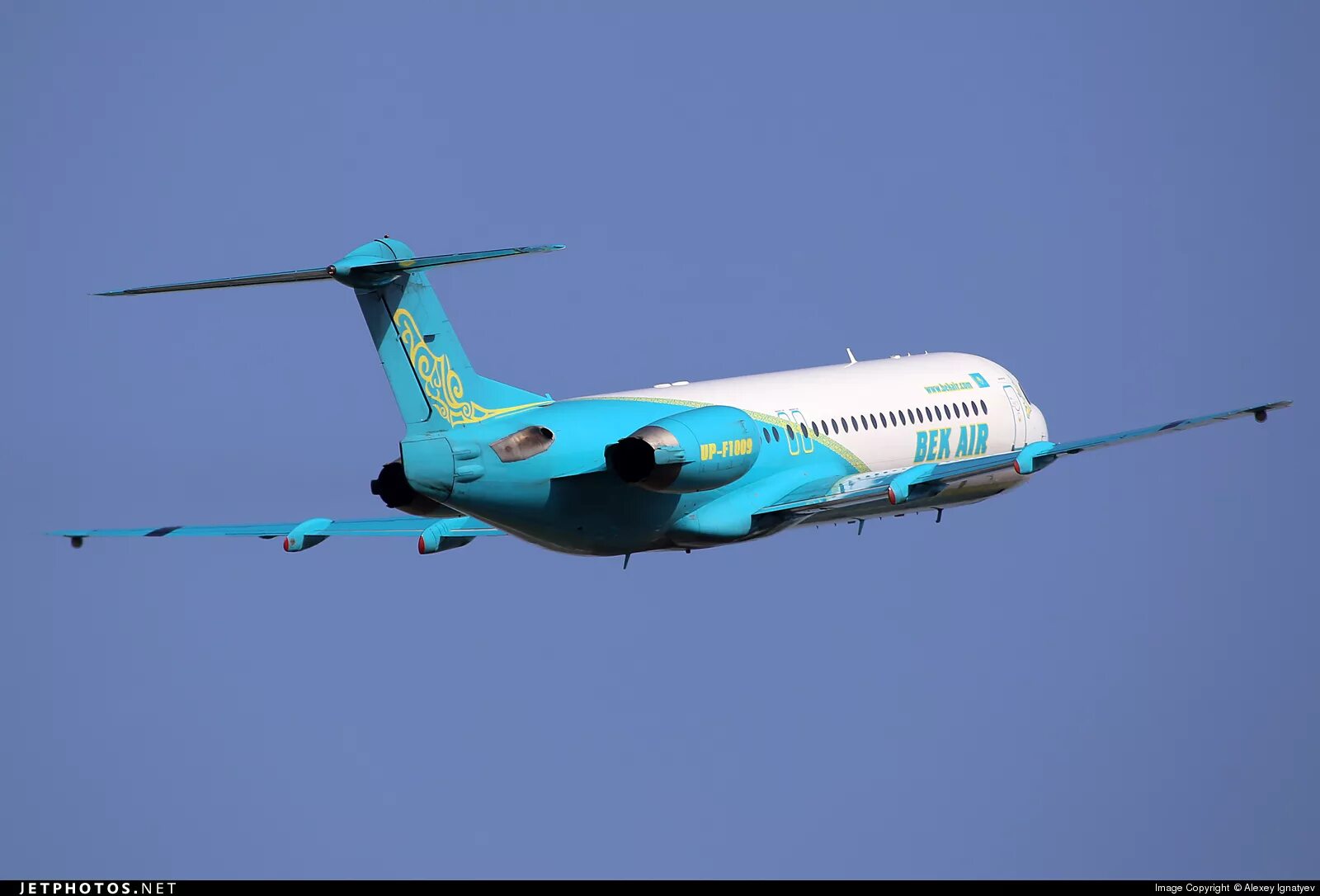Купить самолет в казахстане. Самолёт авиакомпании Бек Эйр. Fokker 100. Фоккер самолет пассажирский Казахстан. Фоккер-100 Carpatair..