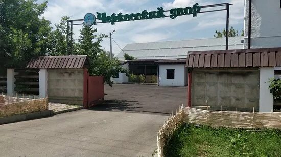 Черкесский двор. Черкесский двор кафе черек. черкесский двор старый черек. черкесский дворик кафе майкоп. старый черек ресторан.
