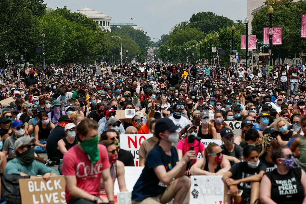 60 тыс человек. Демонстрация в Америке. Мирные протесты в США. Митингующие в Америке. Митинги в США 2020.
