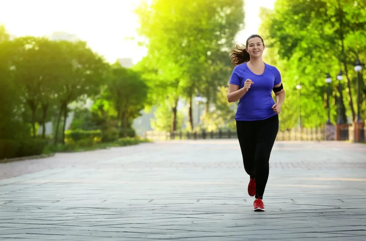 Лишним весом можно заниматься. Толстая девушка бежит. Полная девушка бежит. Спорт при ожирении. Ожирение физическая активность.