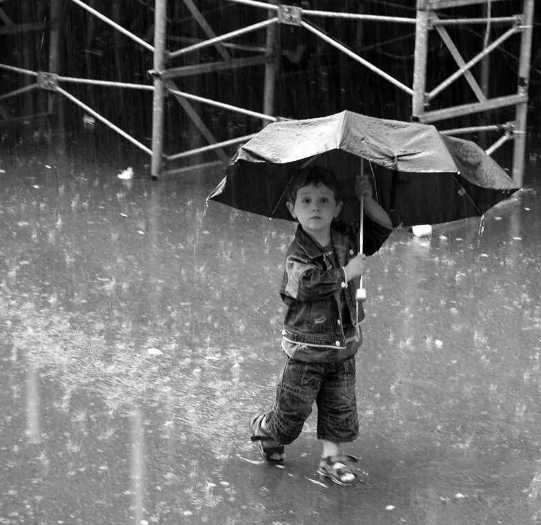 Мам дождь пошел. Дети под зонтом. Мальчик под дождем. Мальчишки под дождем. Дети дождя.