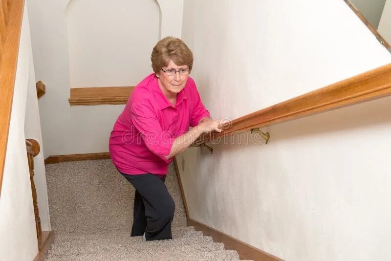 Тяжело подниматься по лестнице. Лестница для пожилых людей. Подъем на лестницу. Бабушка на лестнице. Тяжелый подъем по ступенькам.