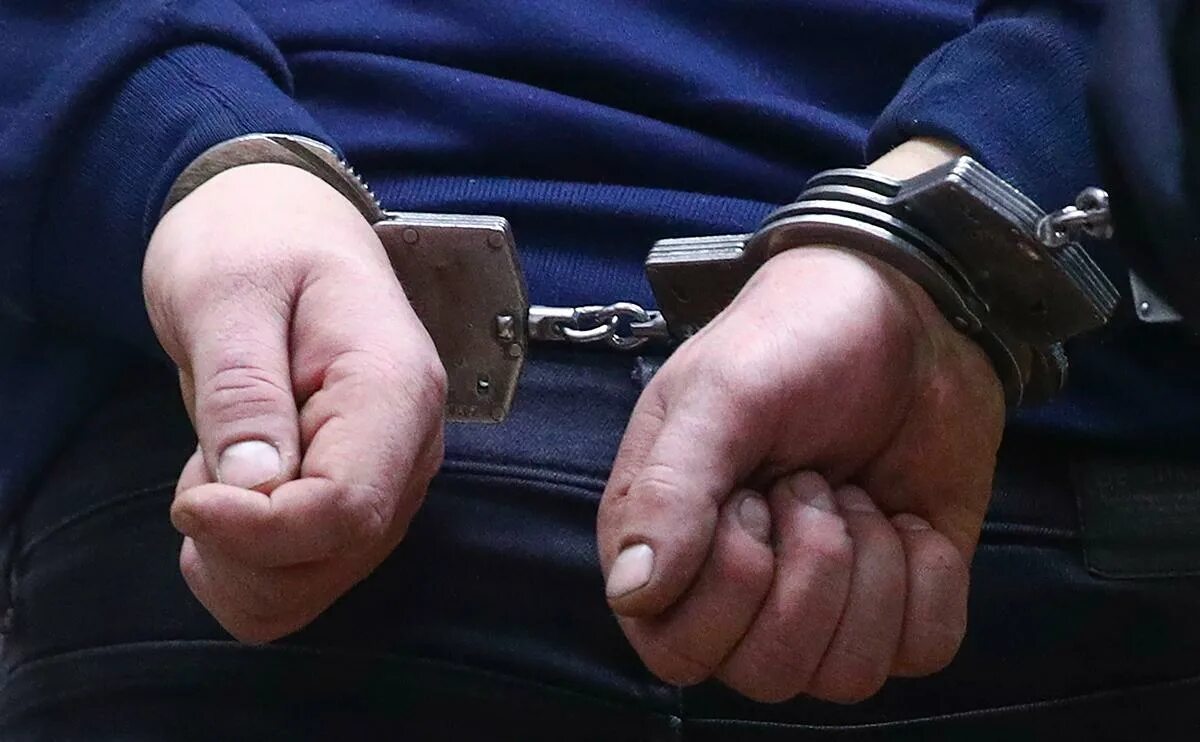 Защита подозреваемых. Лишение свободы сроком на 3 года. Женские руки за решеткой. Лишение свободы условно приговор. Осужден к реальному лишению свободы.