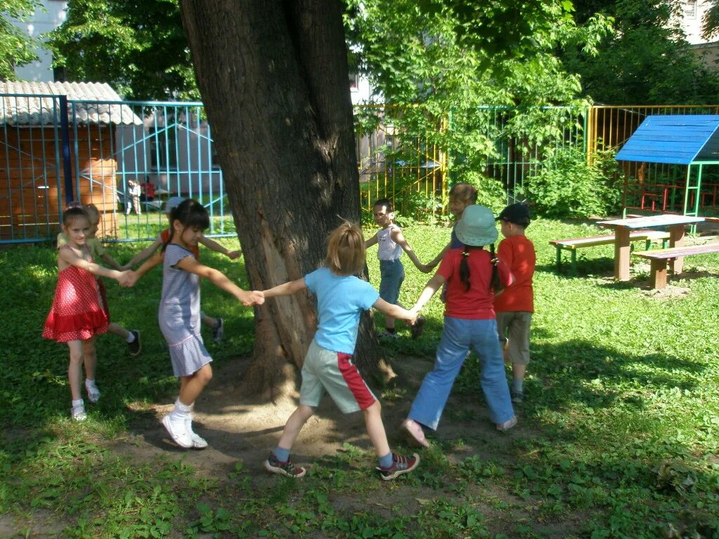 Игры в кругу в детском саду. Подвижные игры на улице в детском саду. Хороводные игры в детском саду. Игра в хороводе для детей. Дети играют в подвижные игры.