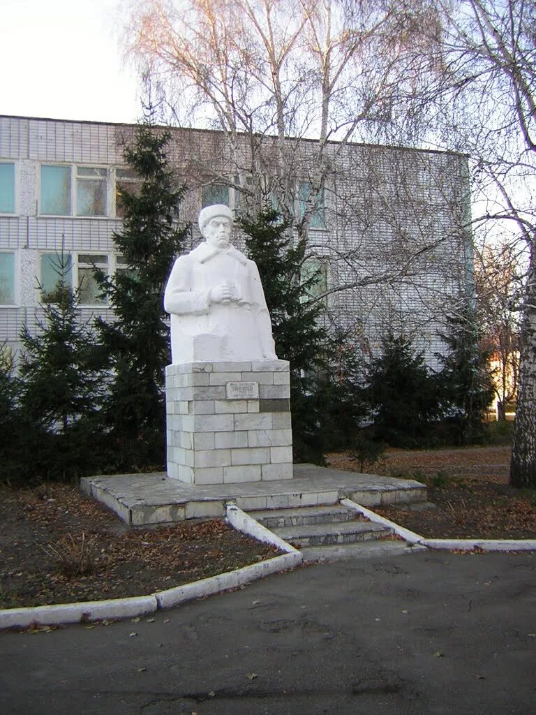 Сайт петровск саратовская область. Памятник Панфилову в Петровске. Город Петровск Саратовская область памятник Панфилову. Памятник Панфилову в Саратове. Памятники в городе Петровск Саратовская область.