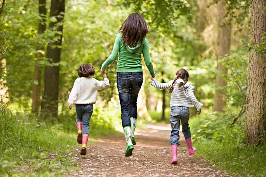 Гулять. Дети на прогулке. Прогулка в лесу. Мама с ребенком на прогулке. Прогулка в парке с детьми.