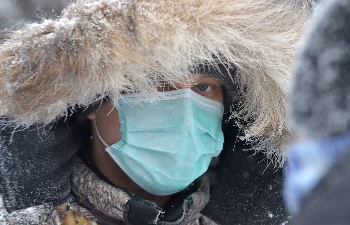Медицинская маска зимой. Человек в маске от Мороз. Люди в масках на улице зимой. Маска Мороза. Орви на улице