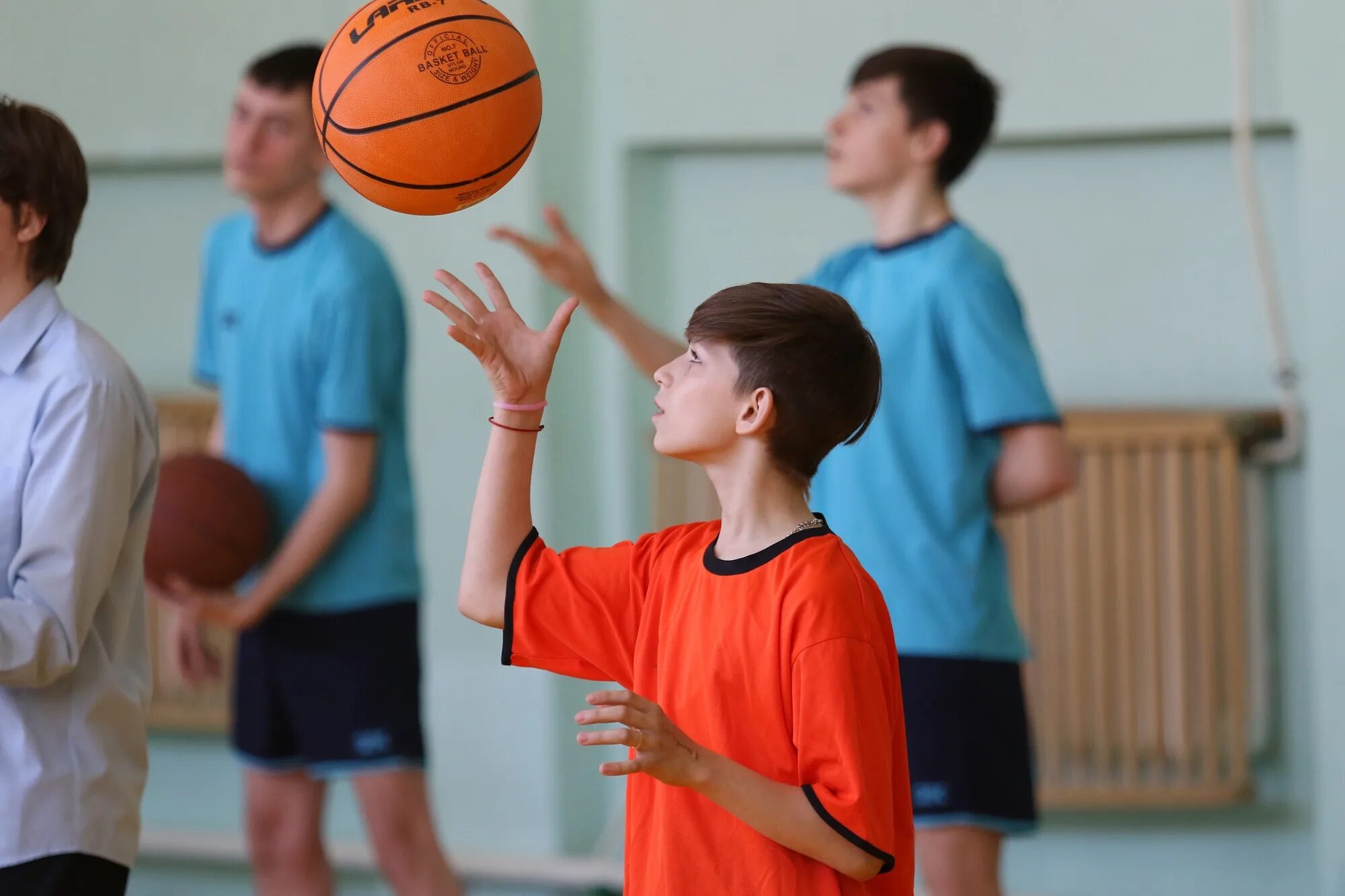 Баскетбол к уроку. Занятия баскетболом в школах. Поблизости занятия по баскетболу. Школа-интернат преодоление. Интернат преодоление