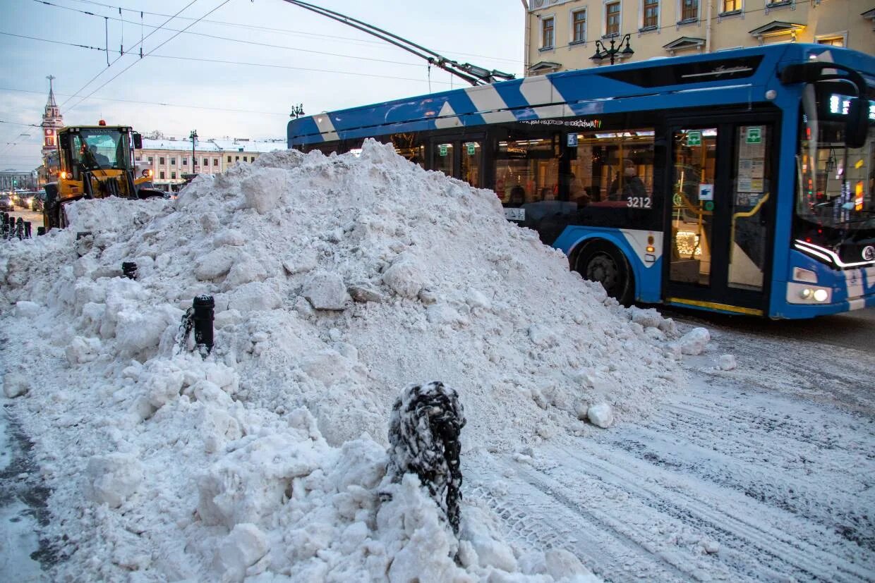 Дорогу завалило снегом. Снегопад в Санкт-Петербурге. Питер завалило снегом. Завалы снега в Санкт-Петербурге. Снегопад в Питере.