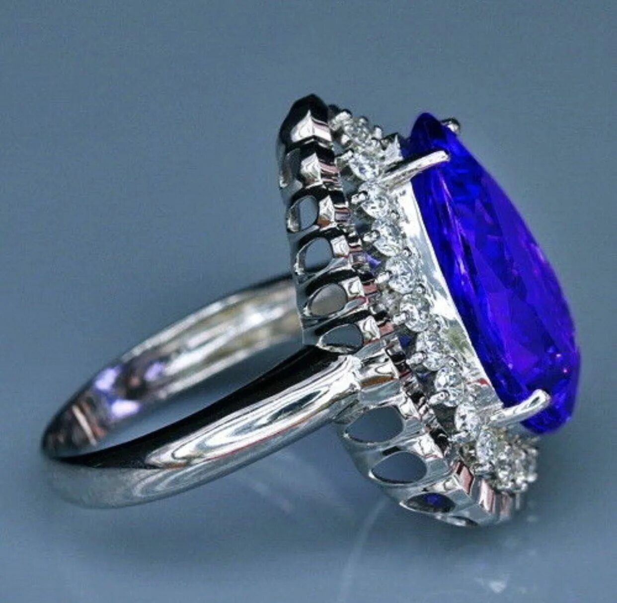 Кольцо с танзанитом и бриллиантами. Кольцо из белого золота с танзанитом. Кольцо с танзанитом и бриллиантами. Соколов кольцо с танзанитом и бриллиантами. Кольцо с танзанитом и бриллиантами.