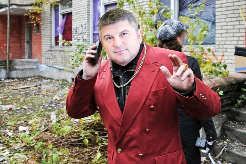 Пиджак 90 х. Авторитет 90-х в малиновом пиджаке. мавроди в малиновом пиджаке.