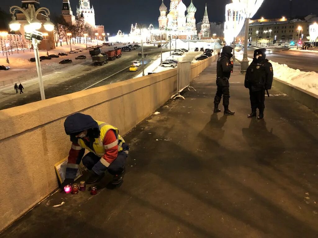 Свеча памяти алексею навальному. Народный мемориал Немцова на мосту в Москве. Мемориал "Немцов мост".