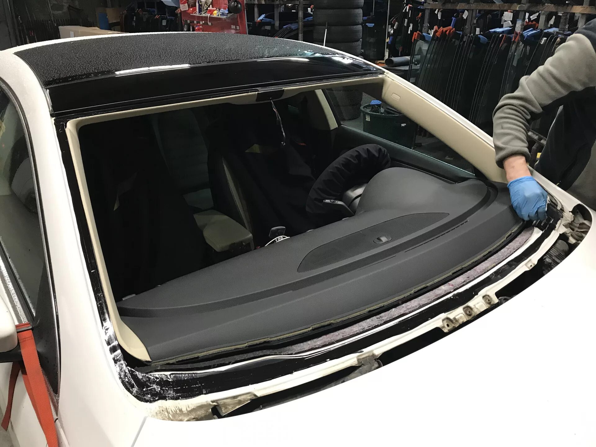 Уплотнитель лобового стекла passat b6. Бронепленка фар vw passat b5 +. Стекло ремонтировать. Резинка на лобовое passat b6. Сталеваров замена лобового.