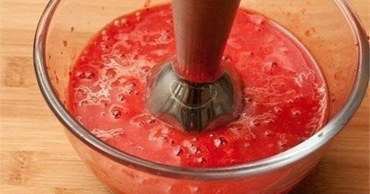 Клубника кухня наизнанку на зиму рецепты. Клубника протертая с сахаром. клубничное пюре на зиму. клубника растолченная с сахаром. блендер взбивает ягоды крупно.