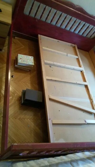 Починка кроватей. Починка кровати. Ремонт кровати в полевском на дому. Сломался каркас дивана. Сломалось основание кровати.