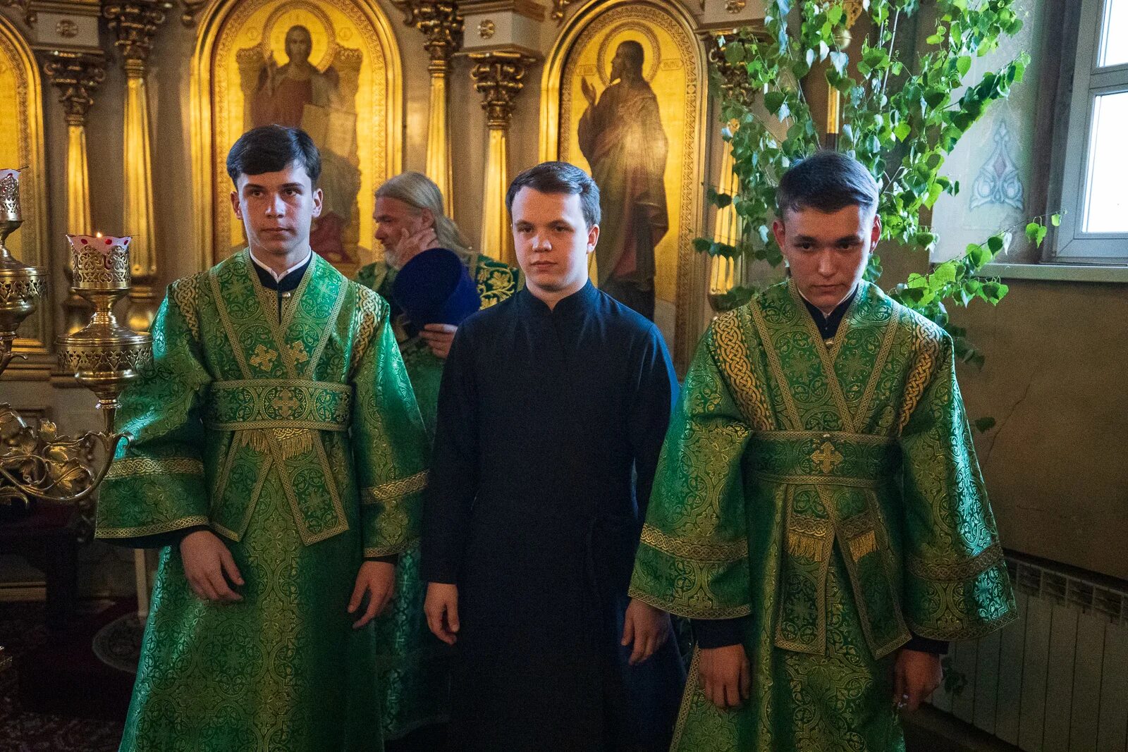 Всенощное бдение перед троицей. Всенощное бдение на Троицу. Святые. Троица фото. Храм в день Святой Троицы.