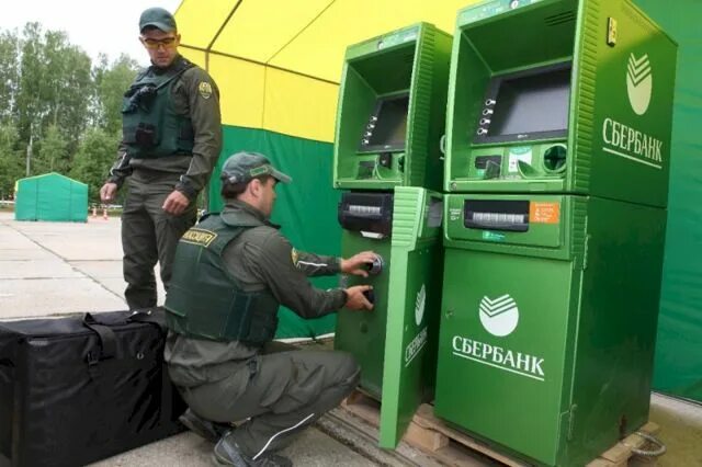 Инкассация банкоматов сбербанка. Инкассатор сбербанк. охрана в сбере. охранник сбербанка. форма инкассатора сбербанка.