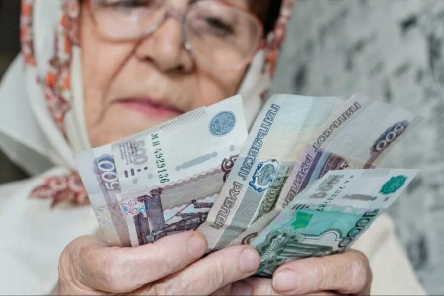 Пенсионеры платят. Пенсионер с деньгами. Пенсионерка с деньгами. Пенсионер пенсия Россия. Бабушка с пенсией.