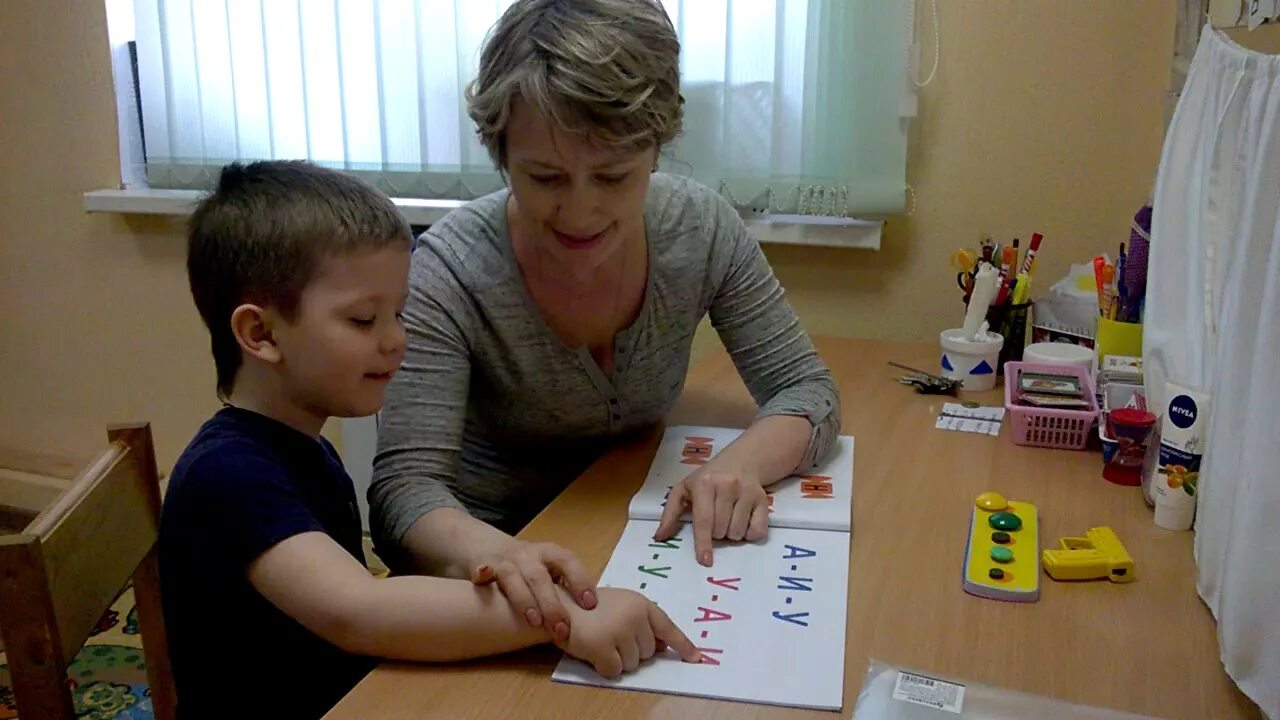 Занятия с логопедом. Алалия занятия с ребенком. Логопед и ребенок. Занятия для детей с аутизмом.