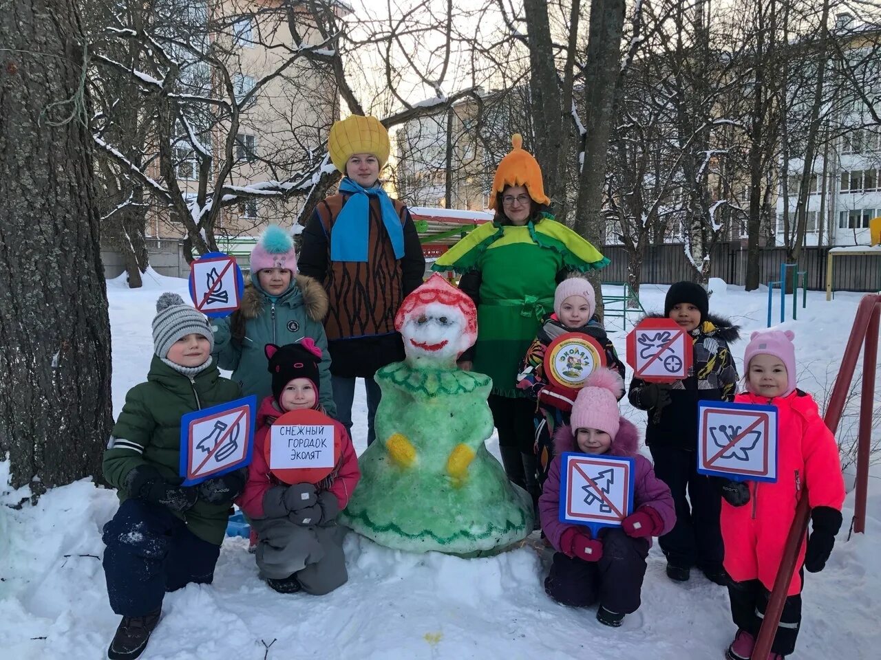 Снежный городок эколят всероссийский конкурс. Снежный городок эколята 2023. Снежный городок в детском саду на участках. Снежный городок эколят 2023. Снежный городок эколята в доу из снега.