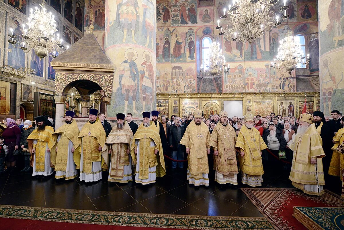 погребен патриарх филарет в успенском соборе московского кремля. патриарх кирилл саров. саров успенский собор внутри. патриарх в успенском соборе. патриарх в успенском соборе.
