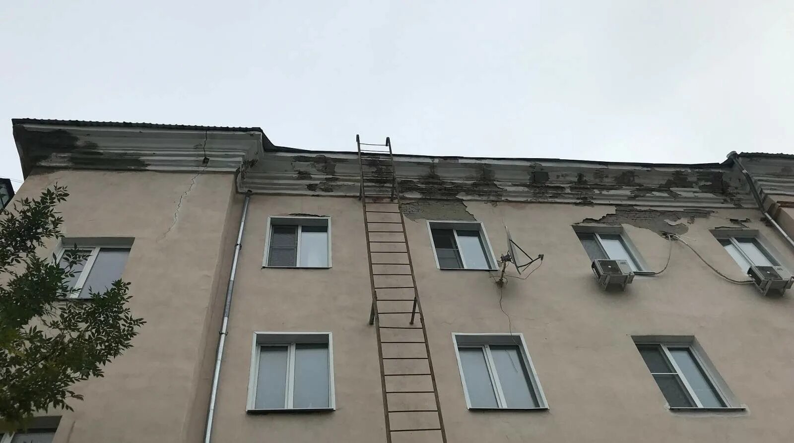 Направил дом. Крыша пятиэтажки. пятиэтажка фасад. крыша многоэтажного дома. фасадная улица.