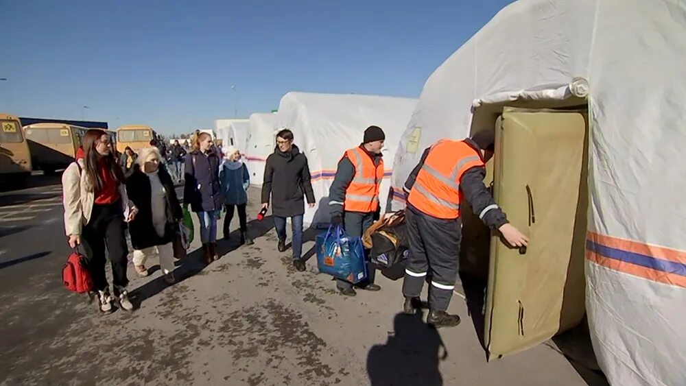 Ангар для украинских беженцев один туалет. Беженцы в молдове. Донецк беженцы. Индивидуальный проект беженцы. Москва приняла беженцев.