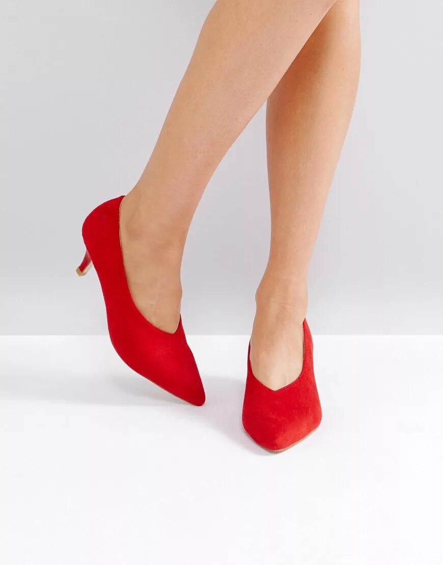Каблук киттен хиллс. Туфли на каблуке Киттен Хиллс. Обувь Киттен Хиллс красные. Каблук Kitten Heel.