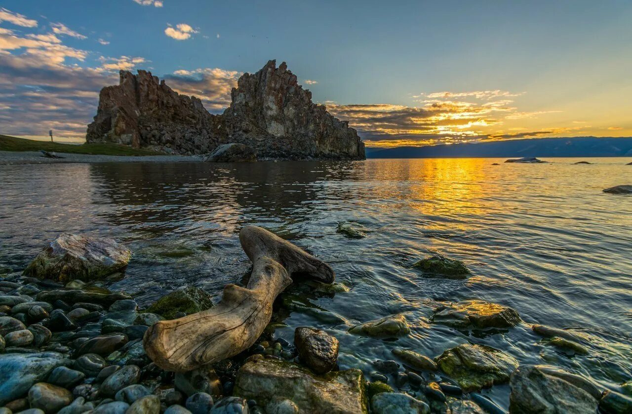 Скала Шаманка на Байкале. Скала Шаманка, мыс Бурхан, Байкал. Байкал скала Шаманка остров Ольхон. Мыс Бурхан на Ольхоне