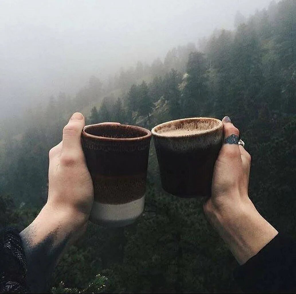 Утро чин. Кофе в руках. Чашка в руках. Чай на природе. Чашка кофе в руках.