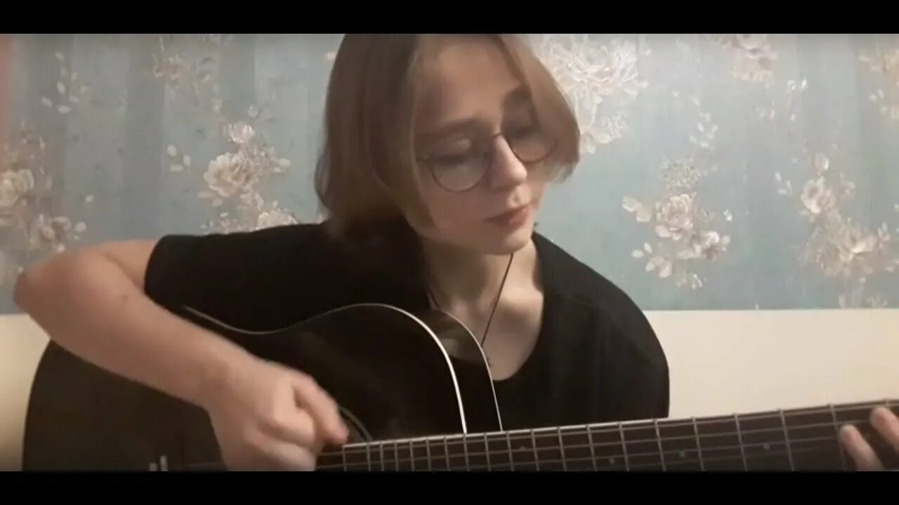 Кто поет песню восьмиклассница. Восьмиклассница кавер. кино восьмиклассница обложка. восьмиклассница цой акустика. цой восьмиклассница табы.